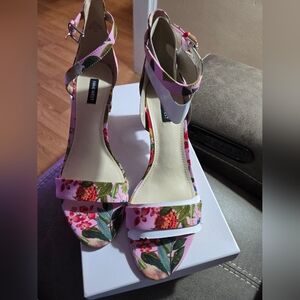 Nwb Nine West size 11 floral heeled sandals